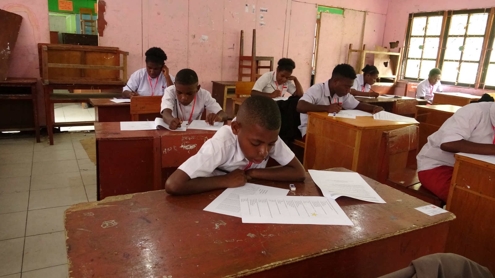230 SISWA DARI 7 SD DI RAYON DUA PUNCAK JAYA IKUTI UJIAN NASIONAL DI SD NEGERI MULIA.