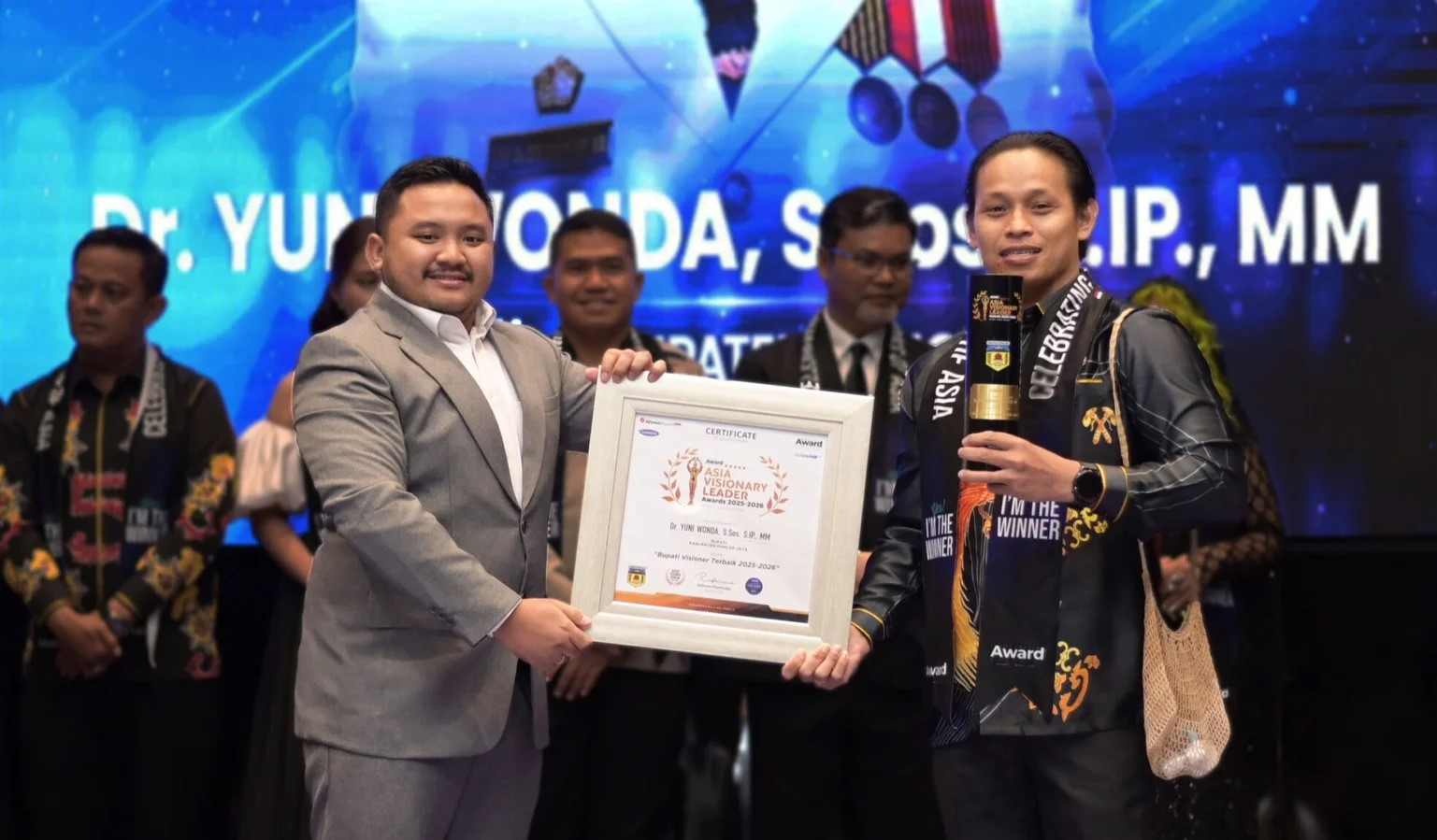 Bupati Dr. Yuni Wonda Terima Bupati Visioner Terbaik 2025-2026 di 12.0 Award Trends Summit 2025