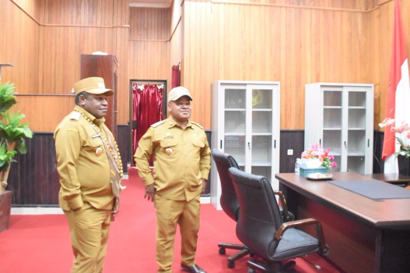 Bupati Yuni Wonda Fokus Pemulihan Pascaperang: Bangun Kantor & Rumah Dinas dalam Waktu Singkat