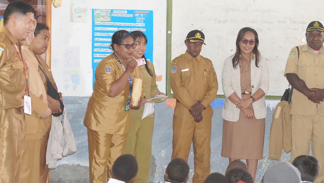 DUKCAPIL PUNCAK JAYA LAKSANAKAN PEMBUATAN DAN PEMBAGIAN KARTU IDENTITAS ANAK (KIA) DI SEJUMLAH SEKOLAH