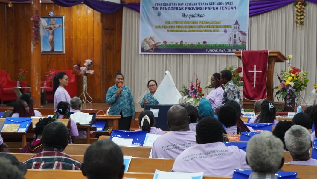 Ketua Pokja I TP PKK Provinsi Papua Tengah Serahkan Sertifikat kepada Guru Sekolah Minggu Lintas Tujuh Denominasi Gereja