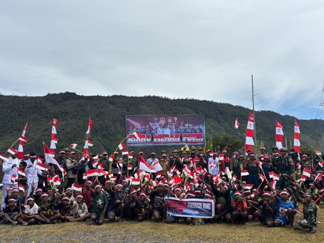 Merah Putih Mewarnai 1 Desember di Wilayah Papua. Satgas Yonif 743/PSY Bersama Seluruh Elemen Masyarakat Mengibarkan Bendera Merah Putih di Kab. Puncak Jaya