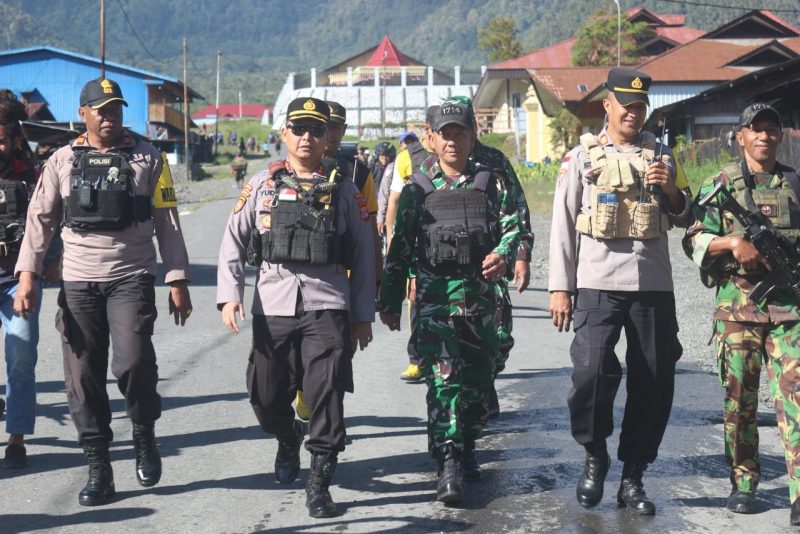 Patroli Gabungan TNI-Polri di Puncak Jaya, Belasan Senjata Tajam dan Senjata Angin Diamankan