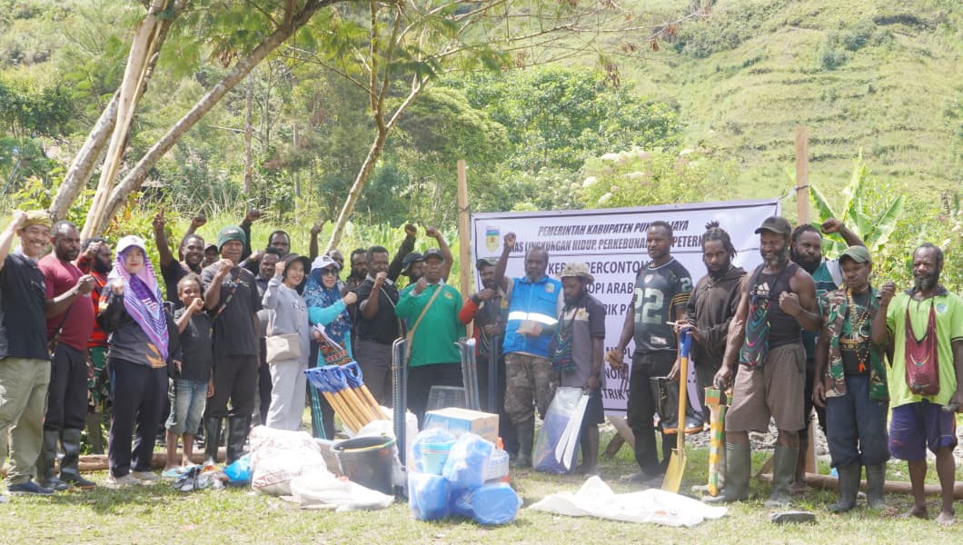 PEMKAB PUNCAK JAYA BUKA KEBUN KOPI ARABIKA PERCONTOHAN DI DISTRIK PAGALEME