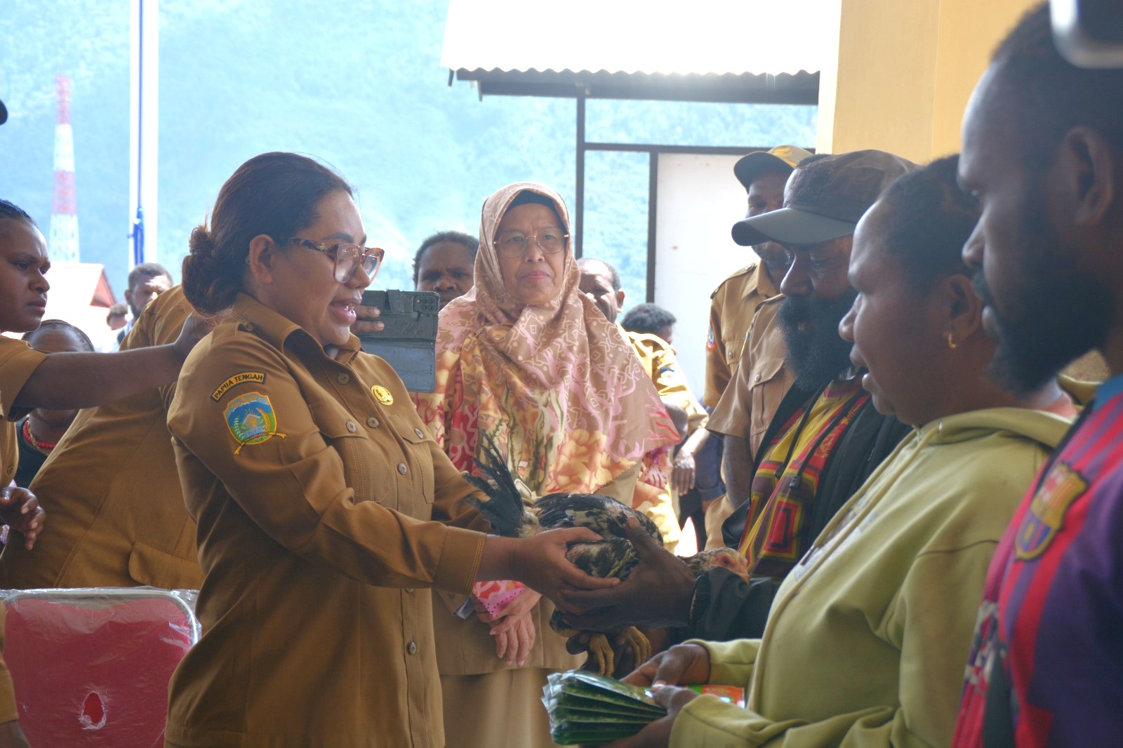 Penyerahan Bantuan Bibit Tanaman Pangan dan Ternak Ayam Dana Otonomi Khusus Tahun 2026, Pemkab Puncak Jaya Dorong Kemandirian Pangan Masyarakat