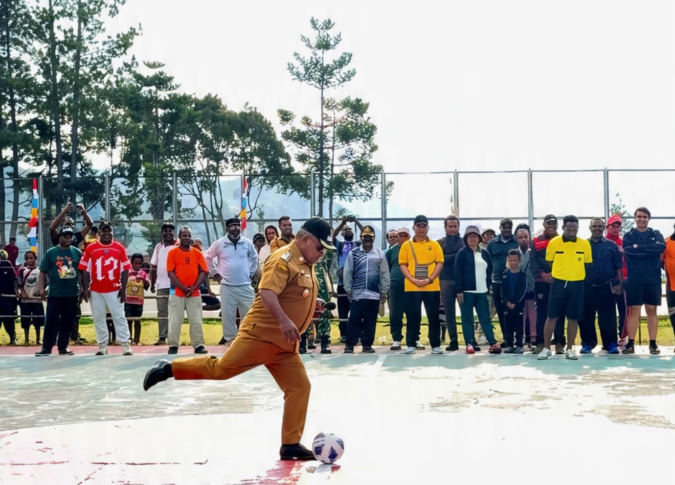 Tendangan Bola Pertama Bupati Yuni Wonda Tandai Dimulainya Semarak Hut RI Ke-81 Di Puncak Jaya