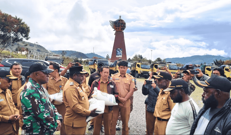 Wabup Puncak Jaya Serahkan Bantuan Beras Kepada 27 Kepala Distrik