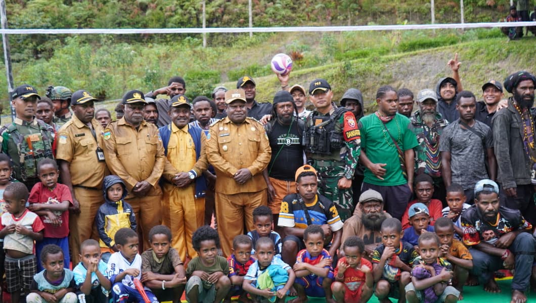 Wakil Bupati Puncak Jaya Resmikan Lapangan Voli Bantuan Satgas Yonif 743/PSY di Distrik Muara