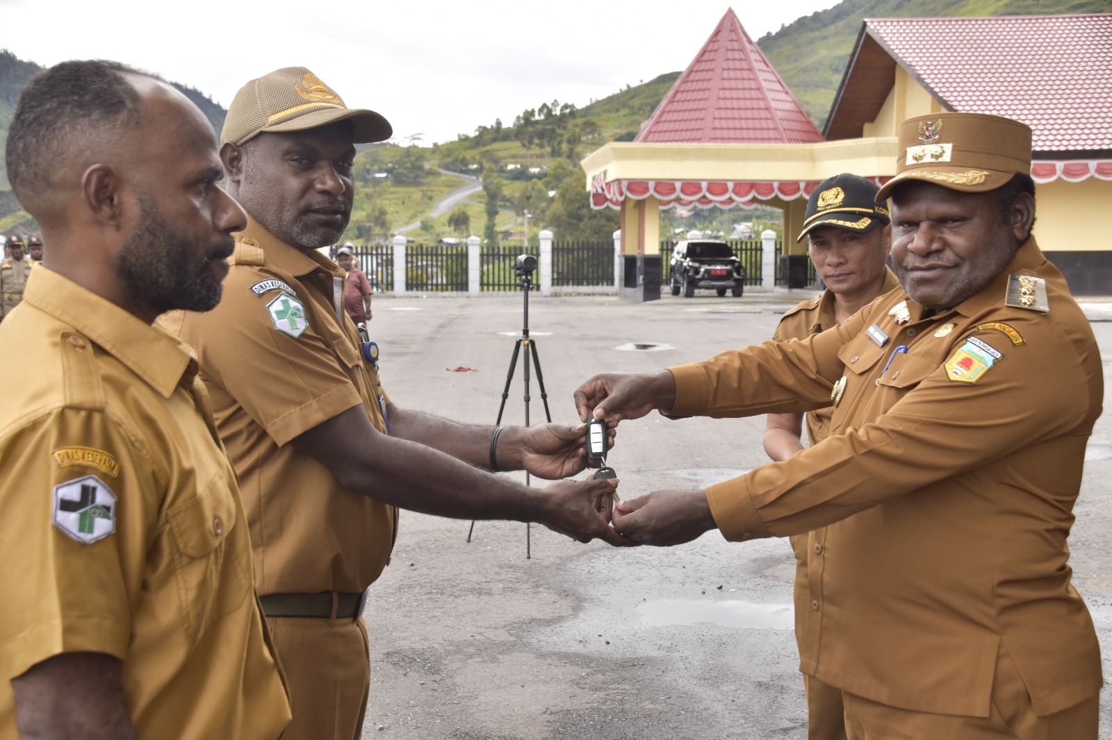WAKIL BUPATI PUNCAK JAYA SERAHKAN DUA UNIT AMBULAN UNTUK TINGKAT PELAYANAN KESEHATAN DI ILU DAN TINGGINAMBUT.